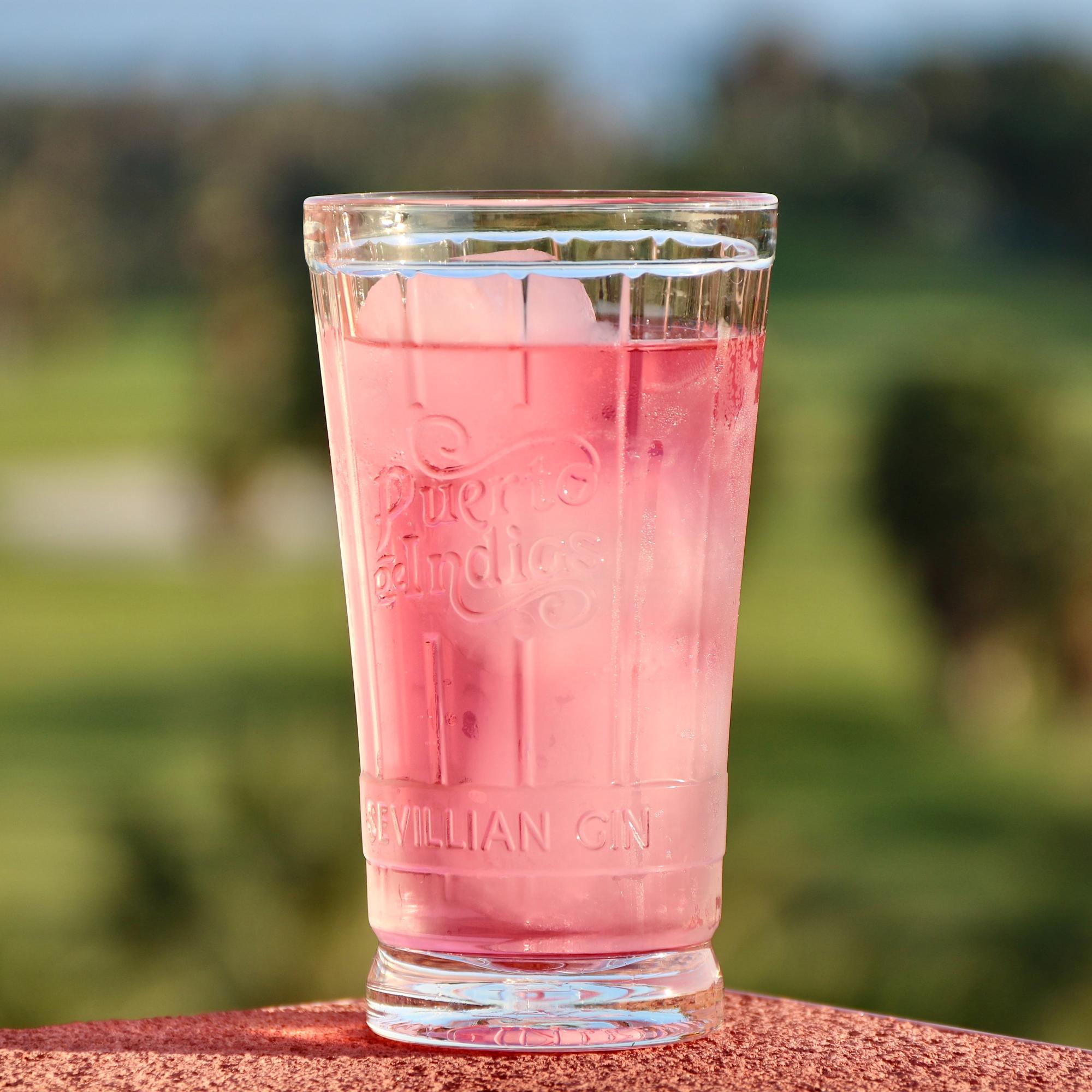 Ružový gin v pohári